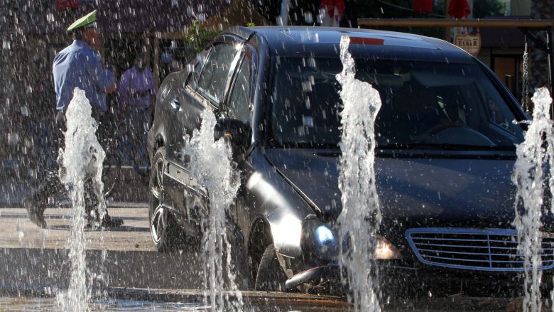 Mercedesi luksoz përfundon në një shatërvan në Durrës (Foto)