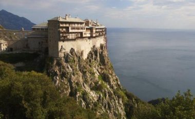 Përse në malin Athos nuk lejohen të shkelin femrat?