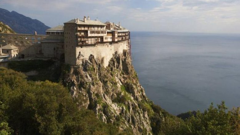 Përse në malin Athos nuk lejohen të shkelin femrat?