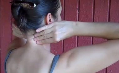Vetë bëni masazh qafës, duke shtypur këto pika: shtangimi dhe dhembja pushojnë për pesë minuta! (Video)
