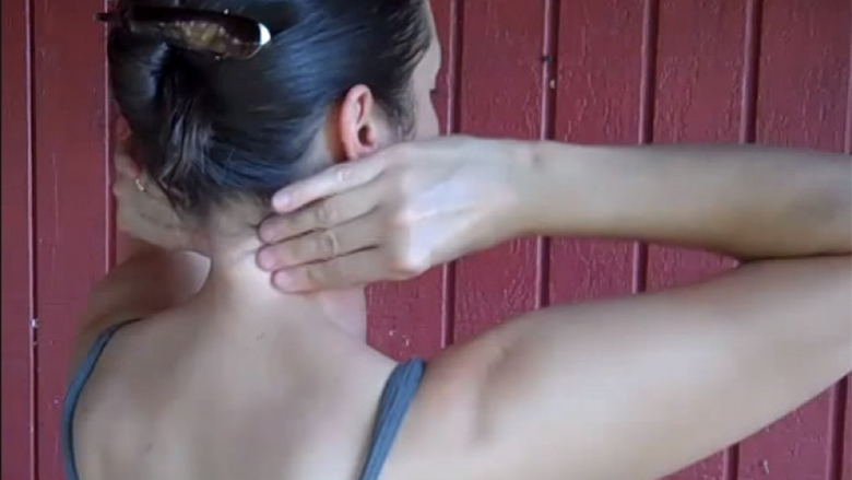 Vetë bëni masazh qafës, duke shtypur këto pika: shtangimi dhe dhembja pushojnë për pesë minuta! (Video)