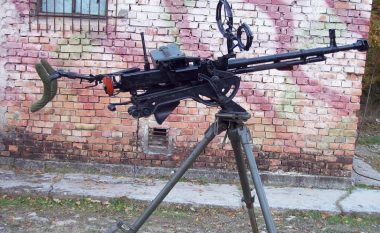 Në Skenderaj policia konfiskon një mitraloz me 94 fishekë