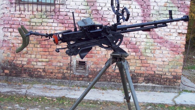 Në Skenderaj policia konfiskon një mitraloz me 94 fishekë