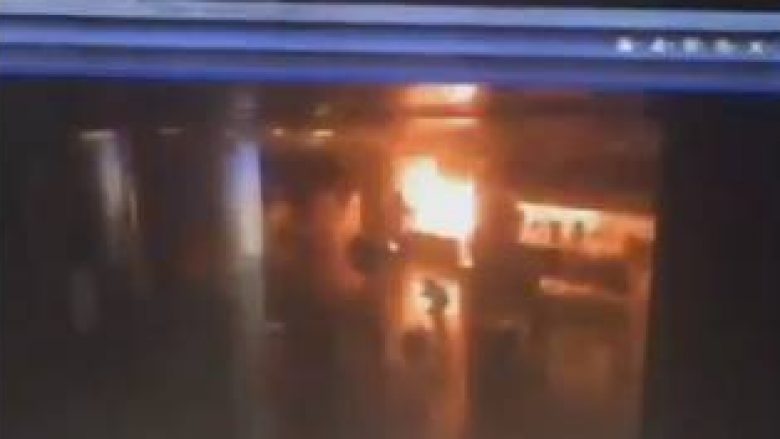 Momenti i shpërthimit në Aeroportin e Stambollit (Video)