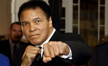 Muhammad Ali shtrohet në spital