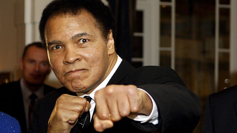 Muhammad Ali shtrohet në spital