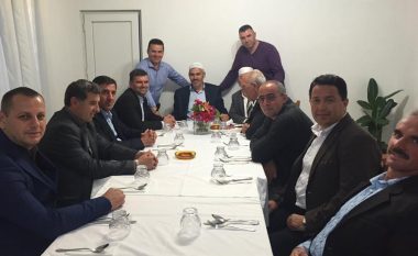 Miqtë shqiptarë të besimit katolik, shtrojnë iftar për mulla Osmanin