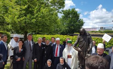 Nënë Tereza bashkon shqiptarët e të gjitha feve