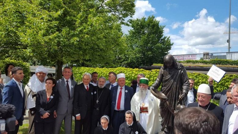 Nënë Tereza bashkon shqiptarët e të gjitha feve