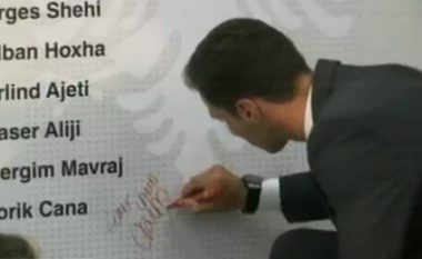 Këto janë nënshkrimet e lojtarëve të Kombëtares, por si nënshkrimin e Agollit nuk keni parë kurrë (Foto)