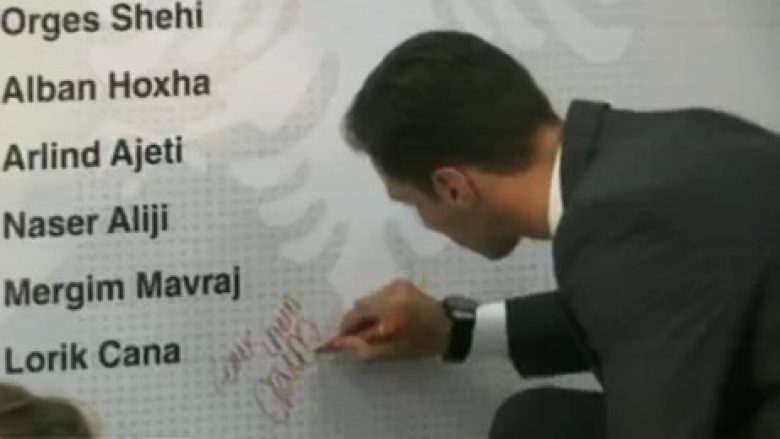 Këto janë nënshkrimet e lojtarëve të Kombëtares, por si nënshkrimin e Agollit nuk keni parë kurrë (Foto)