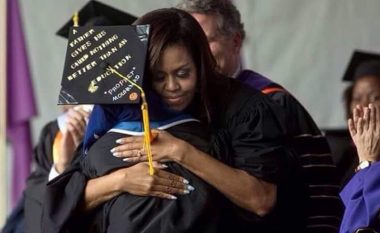 Vajza me një thënie të Profetit Muhamed në kapelën e diplomimit nuk është e Obamas! (Foto)