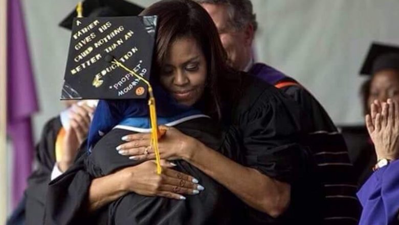 Vajza me një thënie të Profetit Muhamed në kapelën e diplomimit nuk është e Obamas! (Foto)