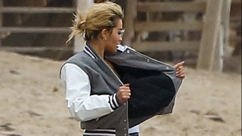 Rita Ora ekspozon gjoksin në Malibu (Foto, +18)