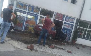 Aksident në Gjakovë, vetura ‘hyn’ në dyqan