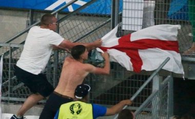 Tifozët rusë sulmojnë anglezët në stadium (Foto)