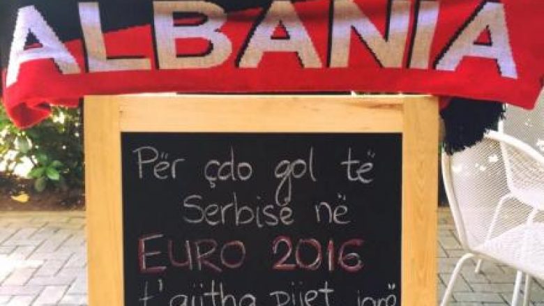 Serbët pije falas nëse pëson gol Shqipëria, ja si i përgjigjet një lokal në Kosovë (Foto)