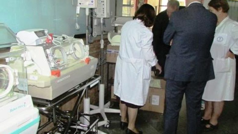 Donacion 55 mijë euro në pajisje mjekësore për Klinikën e Neonatologjisë në QKUK