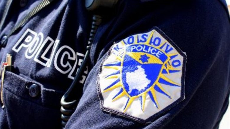Policia sekuestron një veturë në Mitrovicë, me dyshimin për dokumentacion të falsifikuar