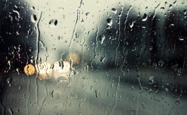 Moti në Shqipëri me reshje shiu