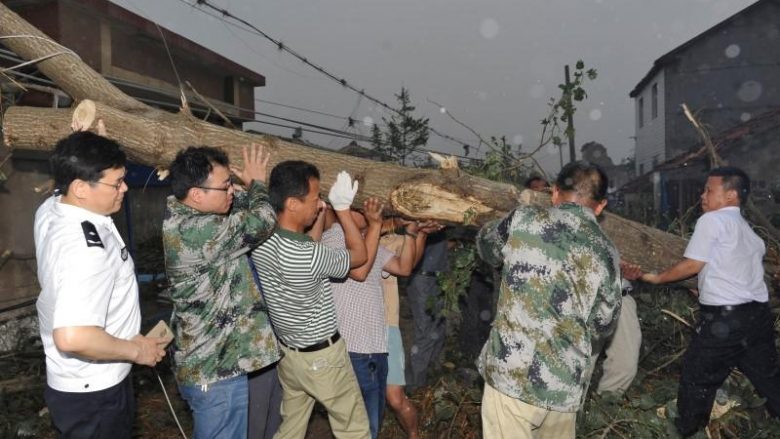 Nga stuhia në Kinë vdesin 98 persona