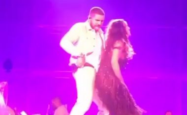 Rihanna çmend publikun, dridh të pasmet para Drake (Video)