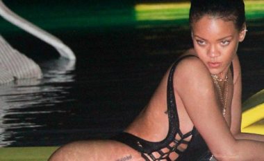 Rihanna rikthehet me një set fotografik erotik (Foto)