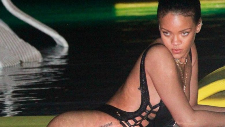 Rihanna rikthehet me një set fotografik erotik (Foto)