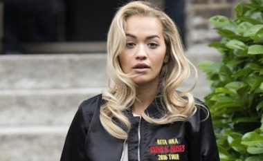 Skandaloze – Rita Ora u ndalua të zbresë në Shqipëri?