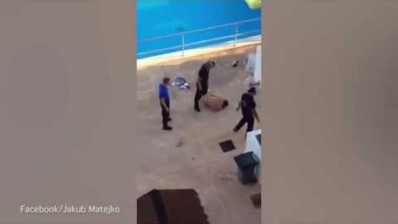 Rojat e hotelit rrahin brutalisht turistët (Video)