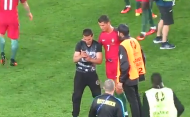 Ronaldo ndalon sigurimin, bën selfie me tifozin që hyri në fushë (Video)