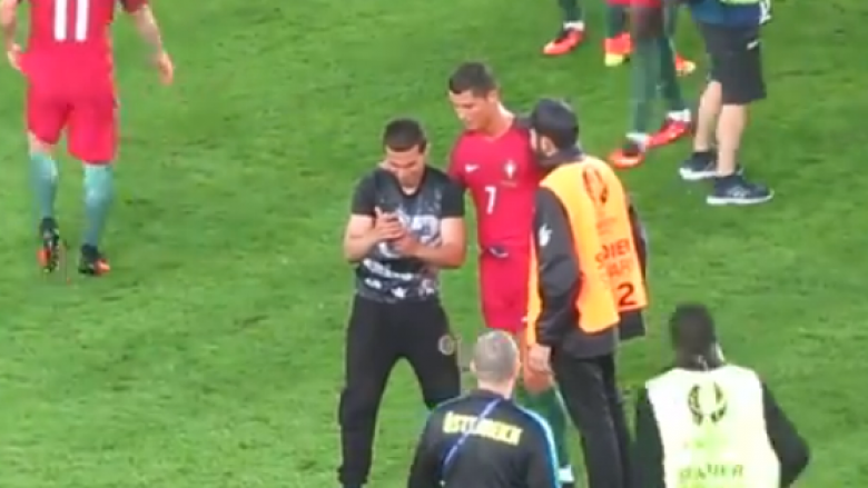 Ronaldo ndalon sigurimin, bën selfie me tifozin që hyri në fushë (Video)