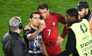 Tifozi publikon selfien me Ronaldon që e bëri në stadium (Foto/Video)