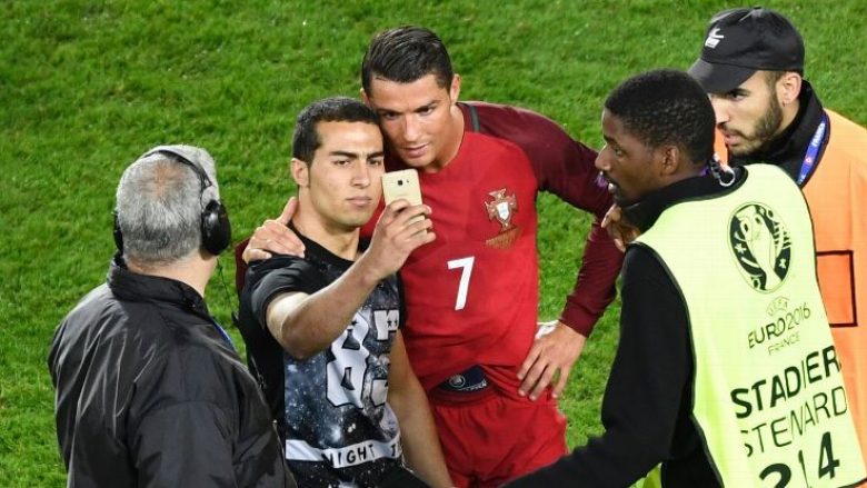 Tifozi publikon selfien me Ronaldon që e bëri në stadium (Foto/Video)