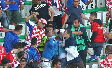 Shikojeni rrahjen masive mes tifozëve të Kroacisë dhe Çekisë (Video)