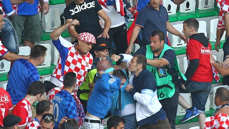 Shikojeni rrahjen masive mes tifozëve të Kroacisë dhe Çekisë (Video)