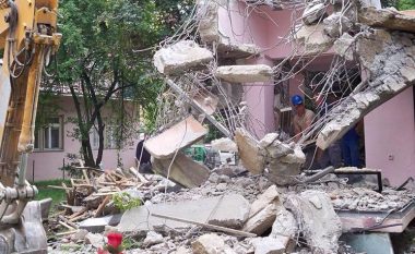 Komuna rrënon 12 objekte te “Qendra Zejtare” në Pejë (Video)