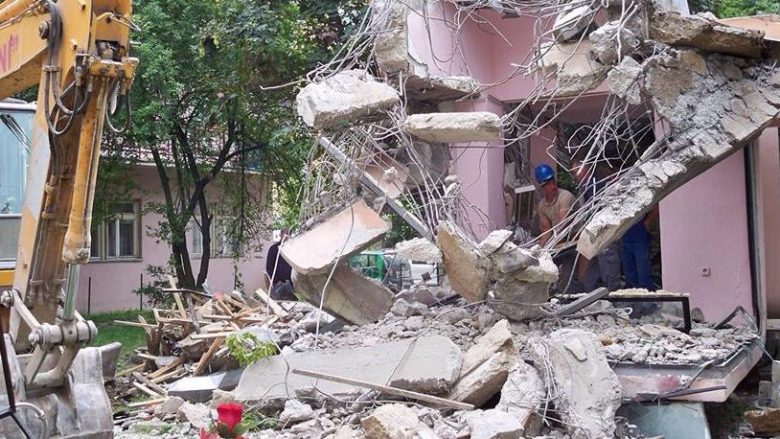 Komuna rrënon 12 objekte te “Qendra Zejtare” në Pejë (Video)
