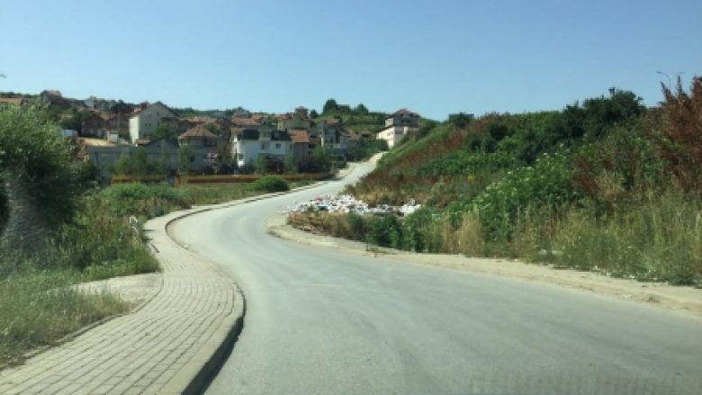 Qytetarja ankohet për mbeturina në “Rrugën e Shkupit”, drejtori Begolli i përgjigjet