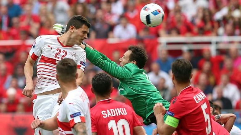 E turpshme, zviceranët djegin flamurin shqiptar në ‘Euro 2016’ (FOTO)