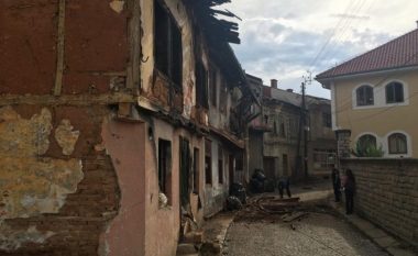 Skandaloze: Komuna e Prizrenit kërkon t’i rrënojë shtëpitë e vjetra ku ndodhi tragjedia