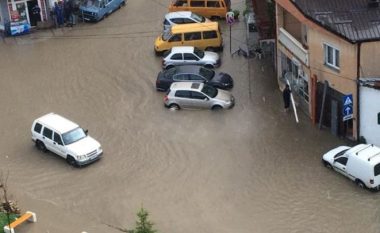 Shi i madh në Vushtrri, vërshohen rrugët (Video)