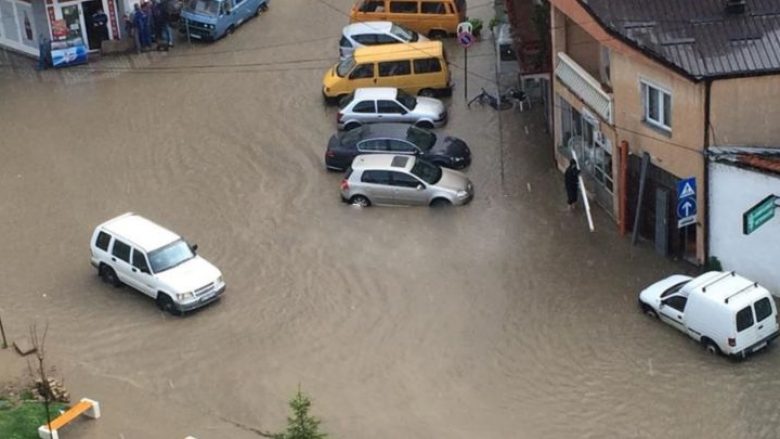 Shi i madh në Vushtrri, vërshohen rrugët (Video)