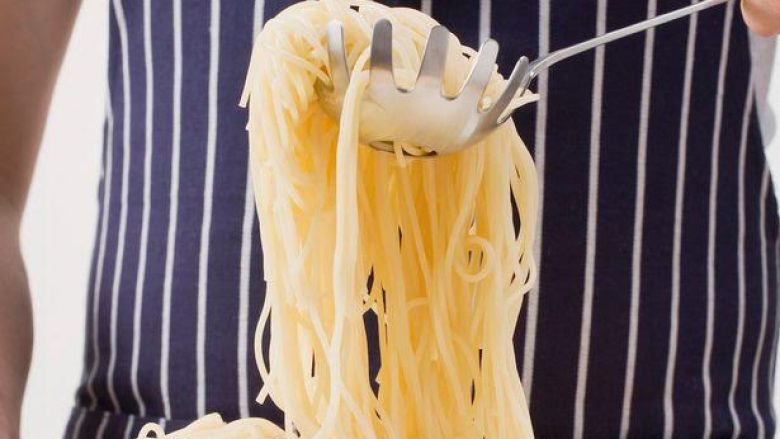 Nëse nuk e keni ditur, kjo është arsyeja se pse shërben vrima në kapësen e shpagetave? (Foto)