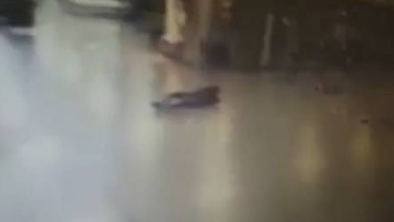 Policia qëllon sulmuesin vetëvrasës, ai më pas hedh vetën në erë (Video,+18)