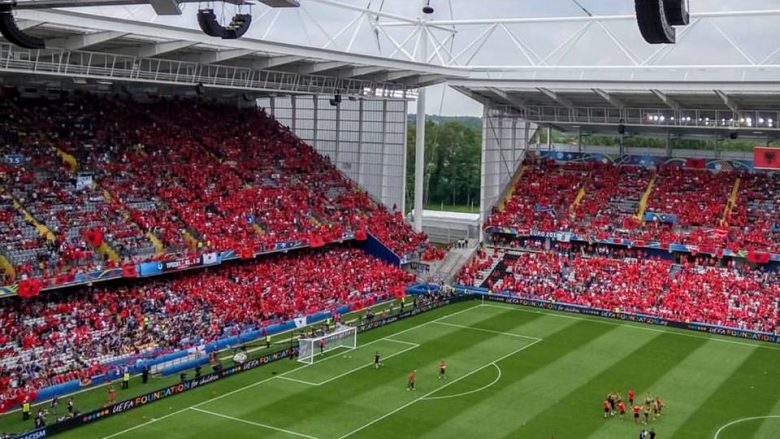 MADHESHTORE – Krejt stadiumi këndon “o sa mirë me qenë shqiptar”, atmosferë rrënqethëse midis Francës (Video)