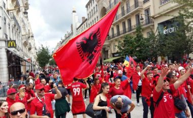 Policja franceze ndalet pranë turmës se tifozëve shqiptarë, por jo për t’i arrestuar (Foto)