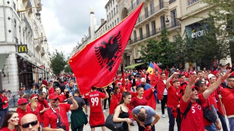 Policja franceze ndalet pranë turmës se tifozëve shqiptarë, por jo për t’i arrestuar (Foto)