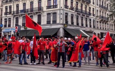 Lyoni krejt kuq e zi, bllokohen rrugët kryesorë – përkrahje masive kombëtares (Video/Foto)