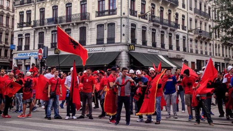 Lyoni krejt kuq e zi, bllokohen rrugët kryesorë – përkrahje masive kombëtares (Video/Foto)